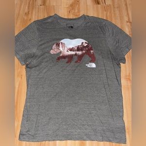 Gray North Face shirt 👕🤎